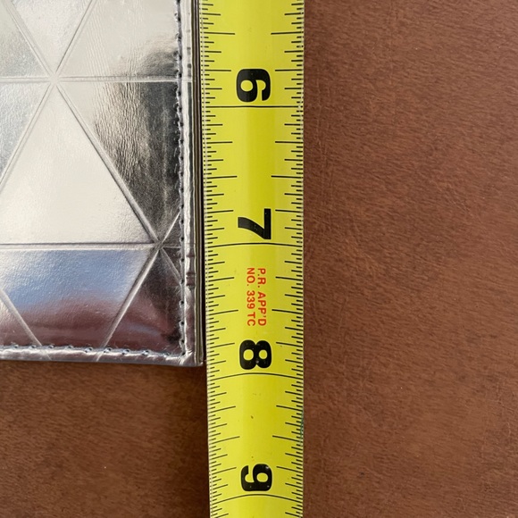 Real Techniques NWT “just wing it” cosmetic bag in holographic silver and pink - Picture 7 of 7